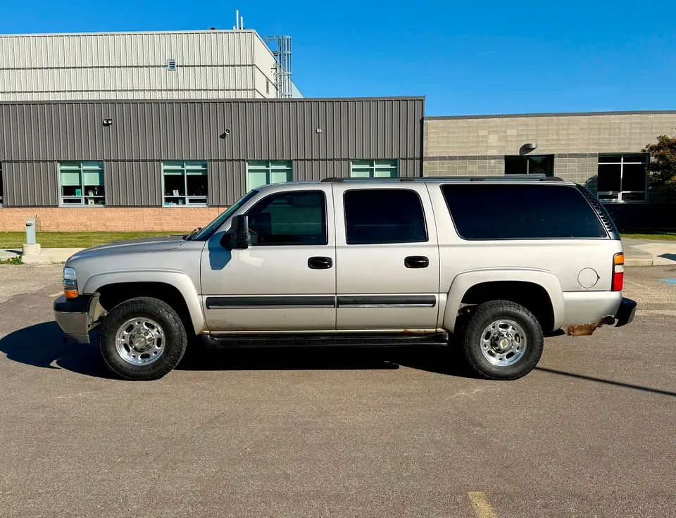 Chevrolet Suburban 2004 photo 3