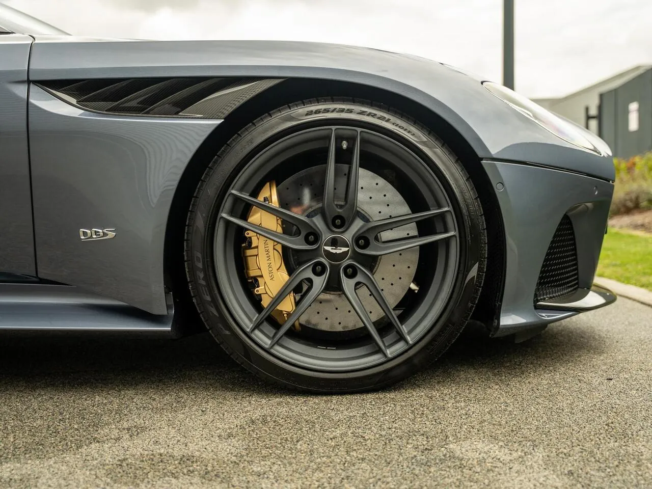Aston Martin Dbs 2022 photo 4