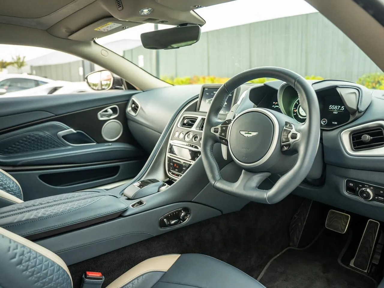 Aston Martin Dbs 2022 photo 3
