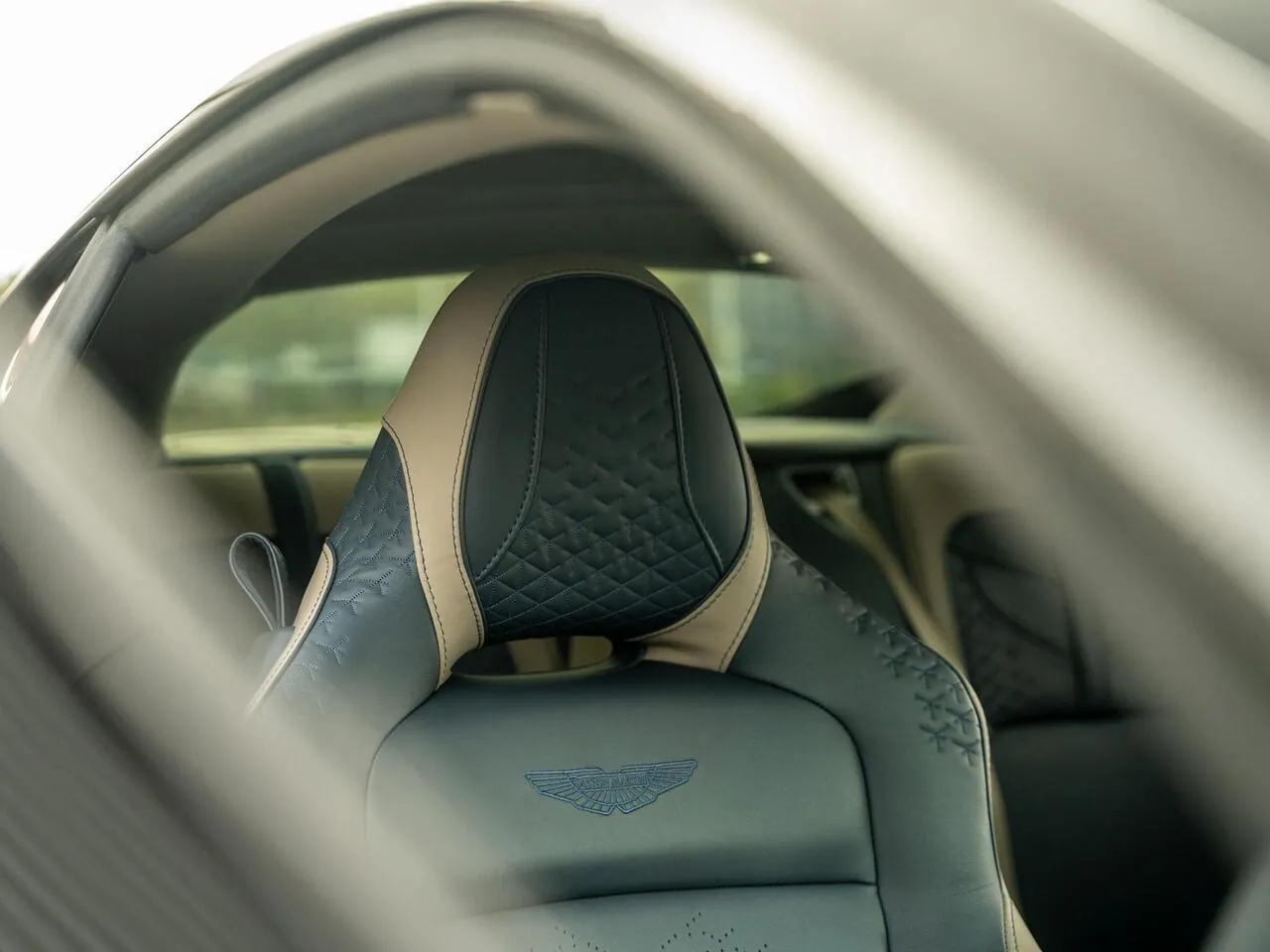 Aston Martin Dbs 2022 photo 5
