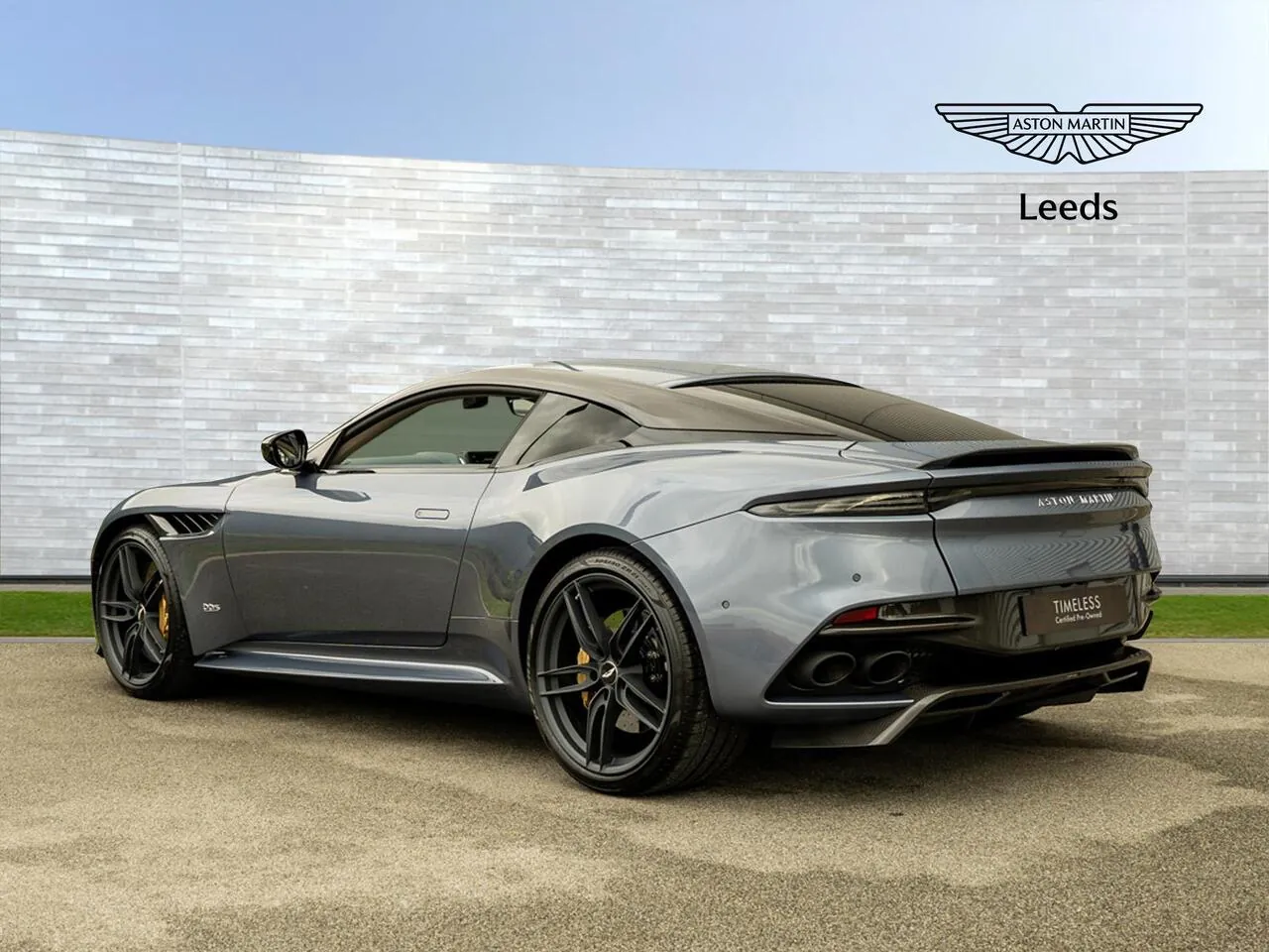 Aston Martin Dbs 2022 photo 2