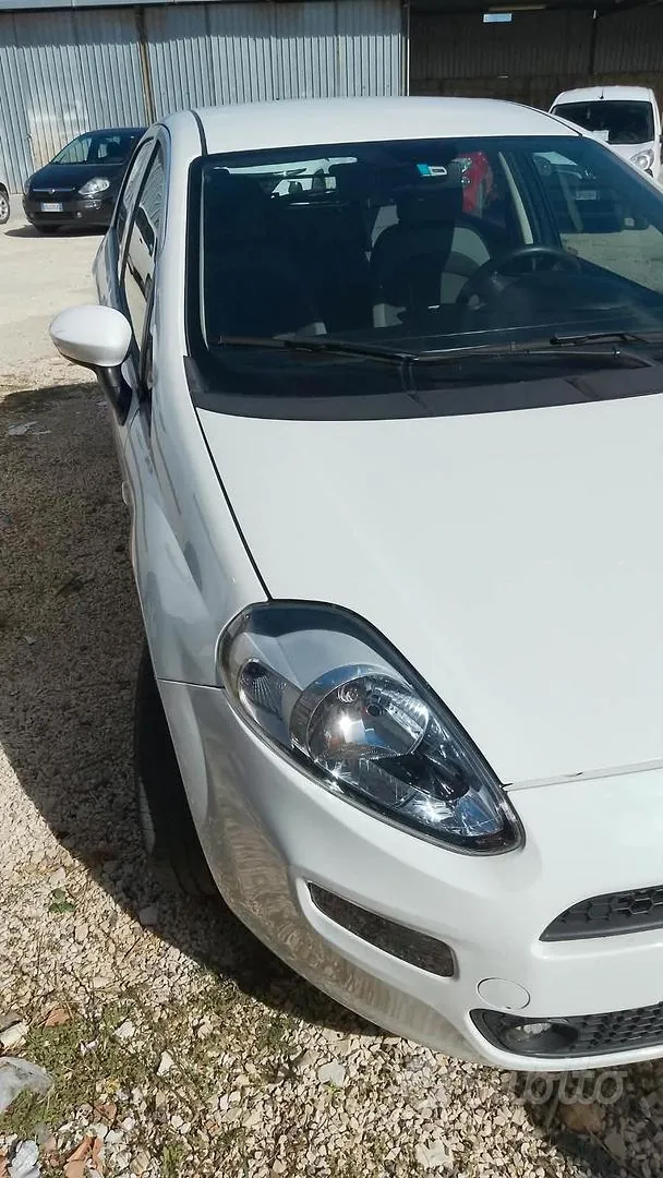 Fiat Grande Punto 2009 photo 2