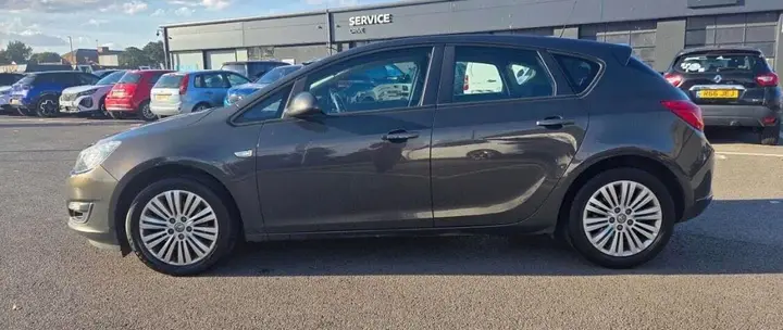 Vauxhall Astra 2013 photo 3
