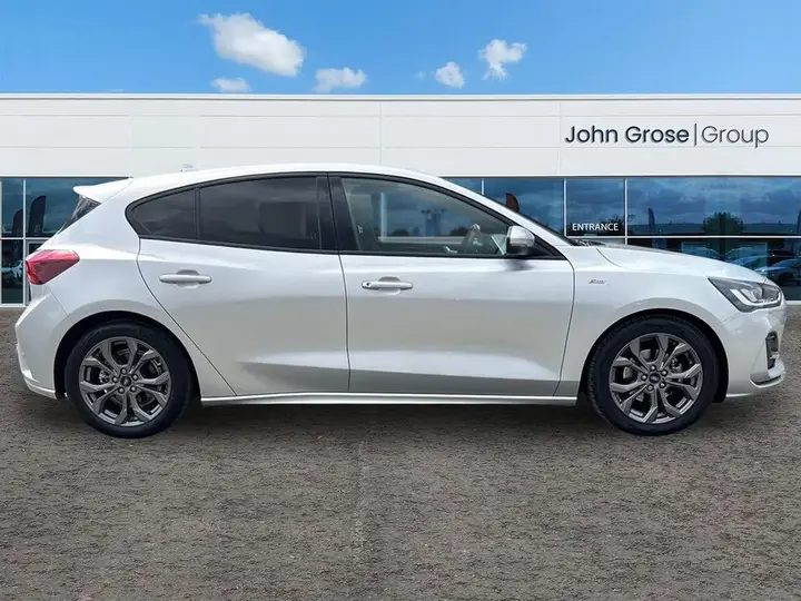Ford Focus 2024 photo 2