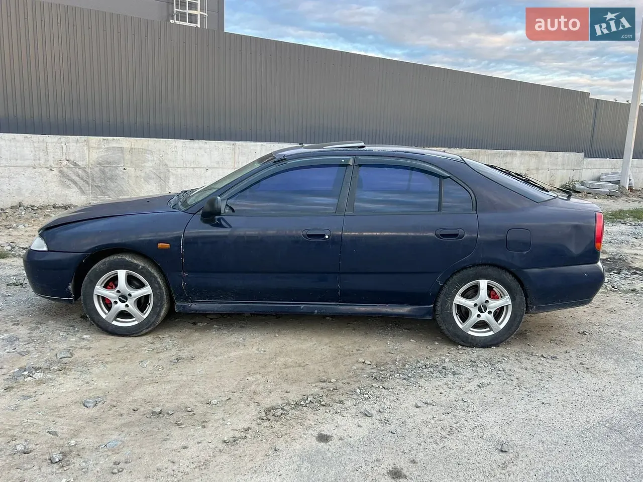 Mitsubishi Carisma 1995 photo 4