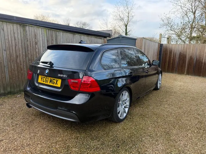 BMW 3 Series 2011 photo 2