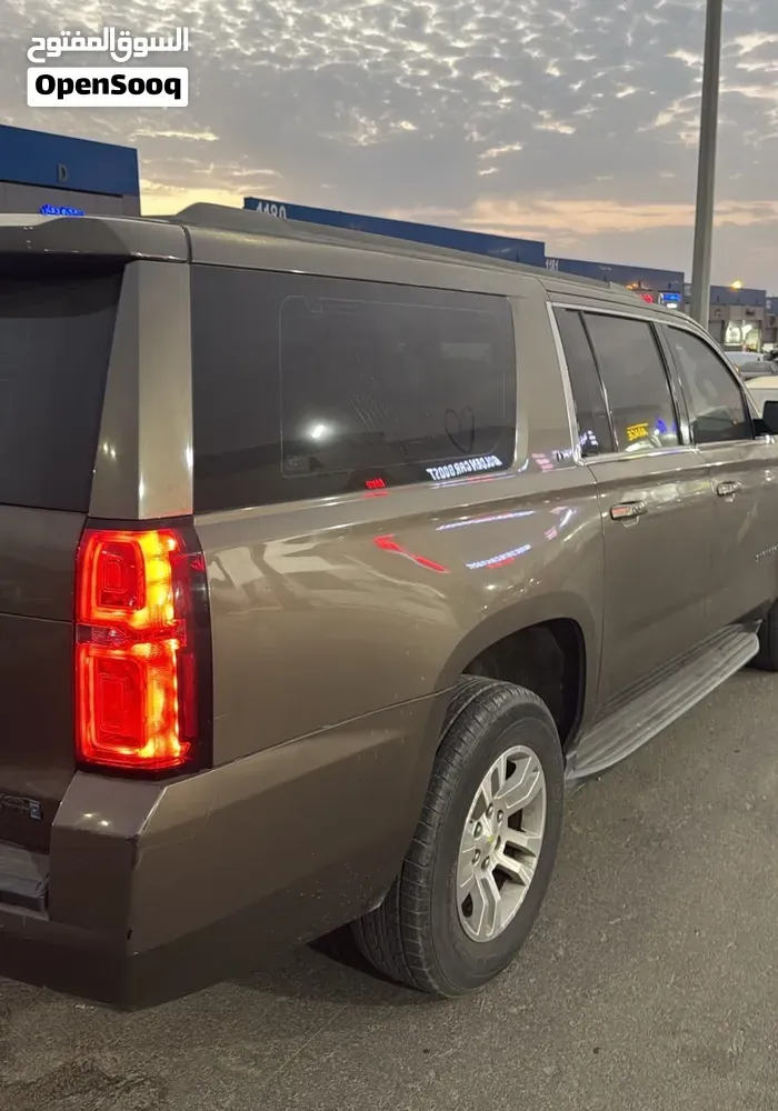 GMC Suburban 2016 photo 2