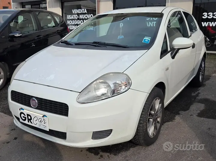Fiat Grande Punto 2011 photo 2