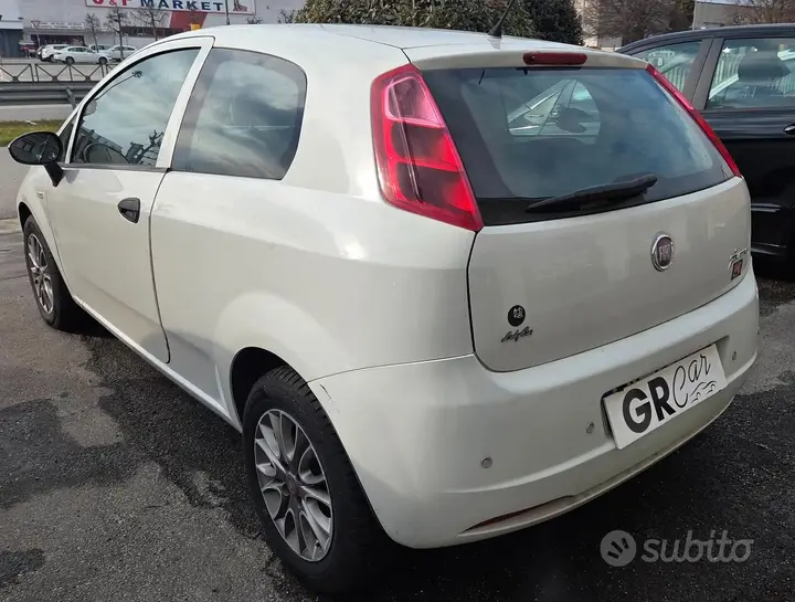 Fiat Grande Punto 2011 photo 5