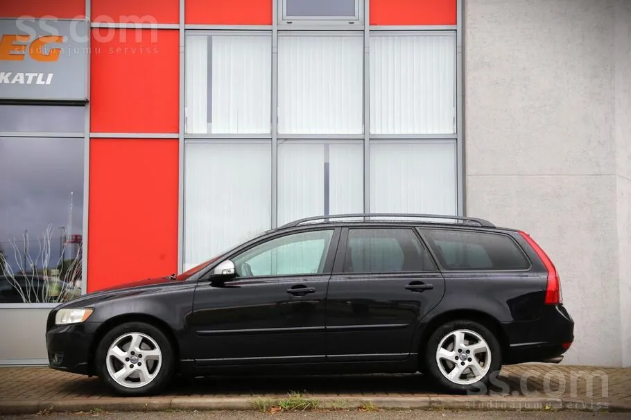 Volvo V50 2011 photo 2