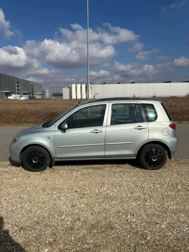 Mazda Mazda2 2004 photo 3