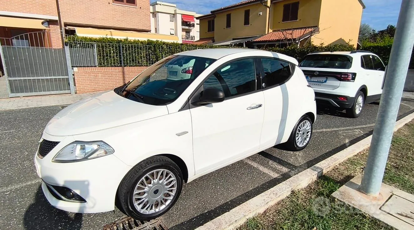 Lancia Ypsilon 2015 photo 2