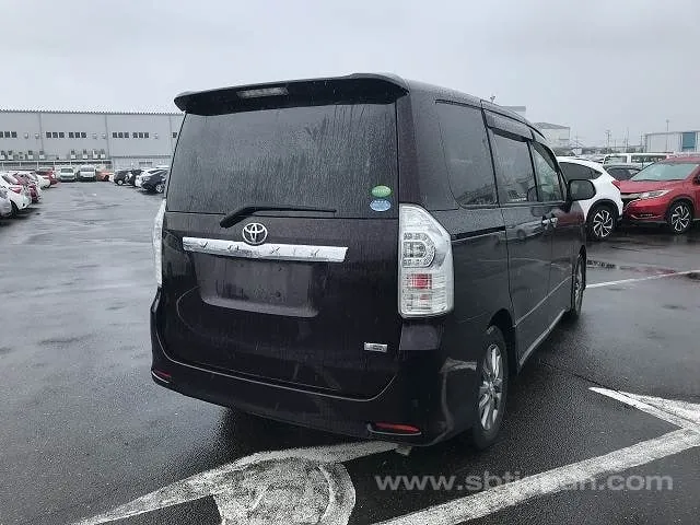 Toyota Voxy Zs 2013 photo 4