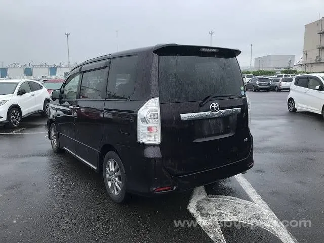 Toyota Voxy Zs 2013 photo 3