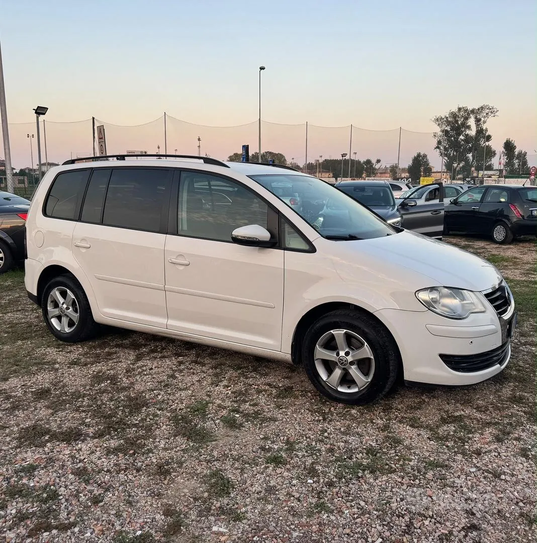 Volkswagen Touran 2010 photo 4