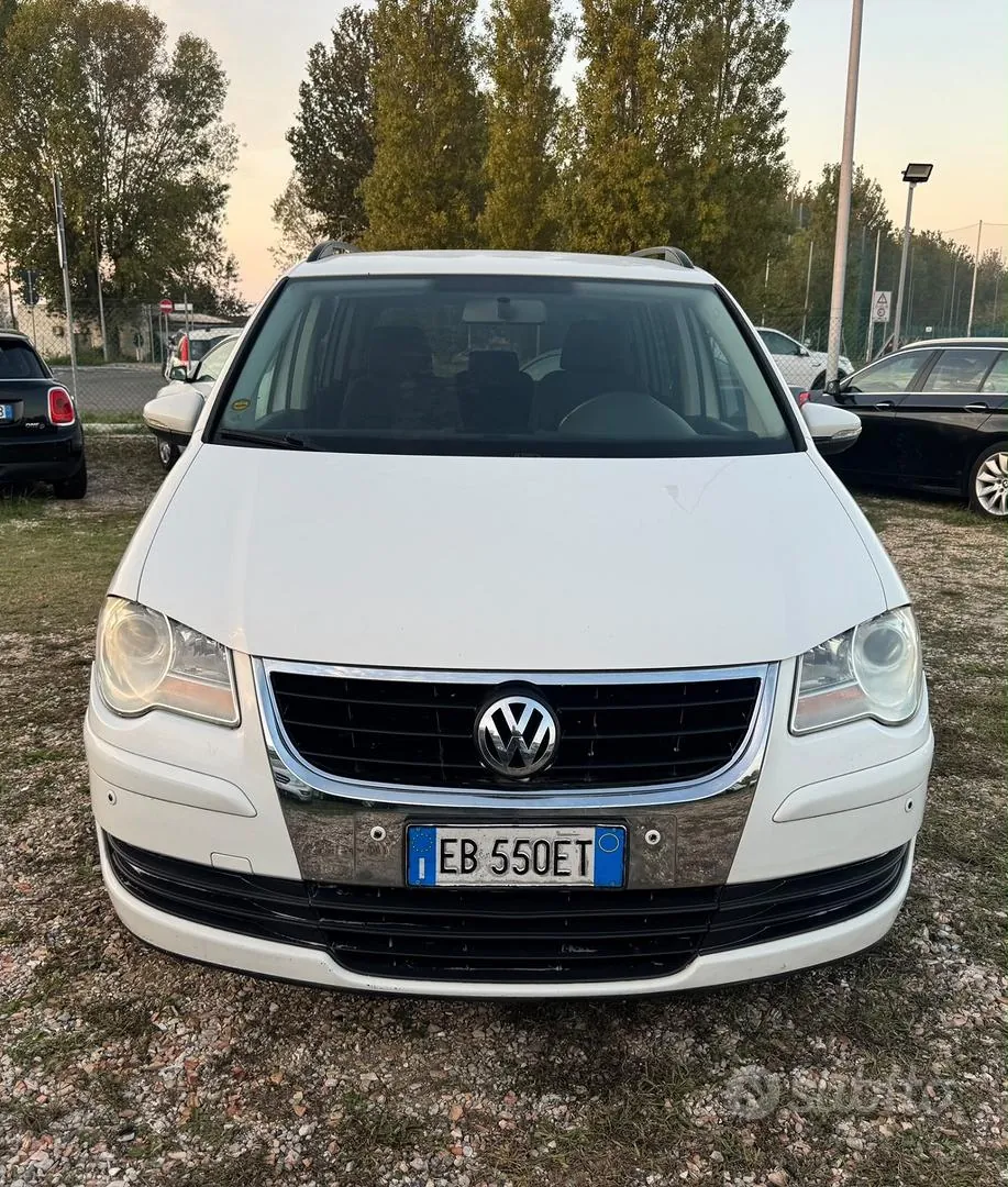 Volkswagen Touran 2010 photo 2