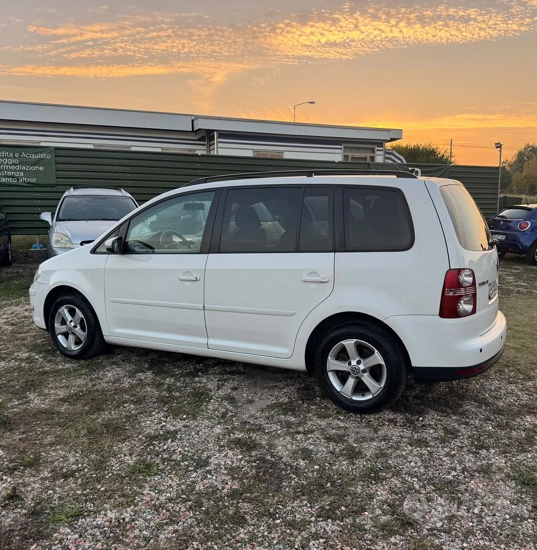 Volkswagen Touran 2010 photo 5