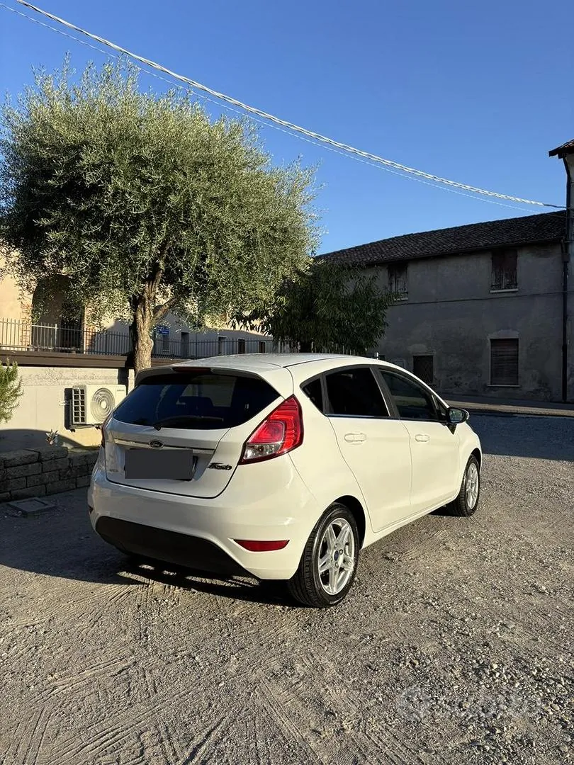 Ford Fiesta 2013 photo 2