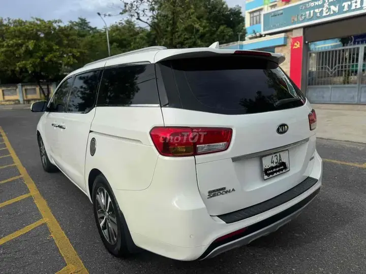 Kia Sedona 2017 photo 3