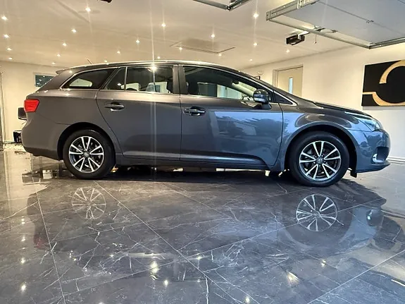Toyota Avensis 2012 photo 2