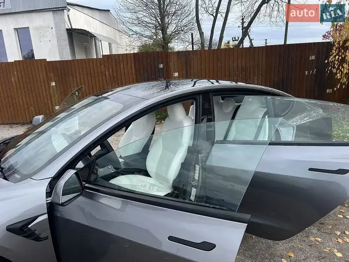 Tesla Model 3 2024 photo 3