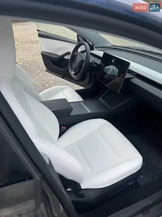 Tesla Model 3 2024 photo 2