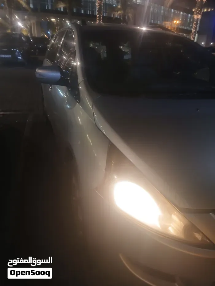 Mitsubishi Grandis 2008 photo 2