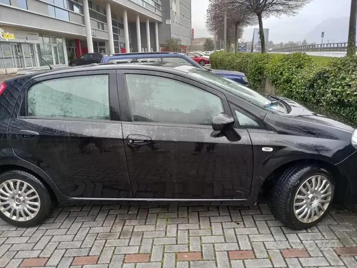 Fiat Grande Punto 2009 photo 2