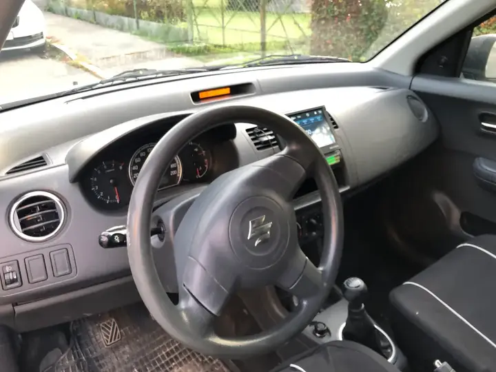 Suzuki Swift 2010 photo 3