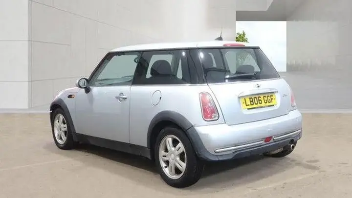 Mini Hatch 2006 photo 3