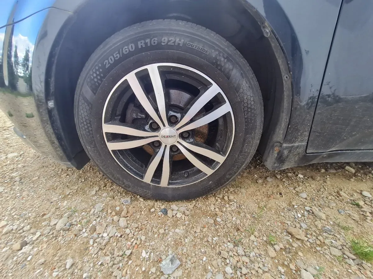 Toyota Avensis 2012 photo 3