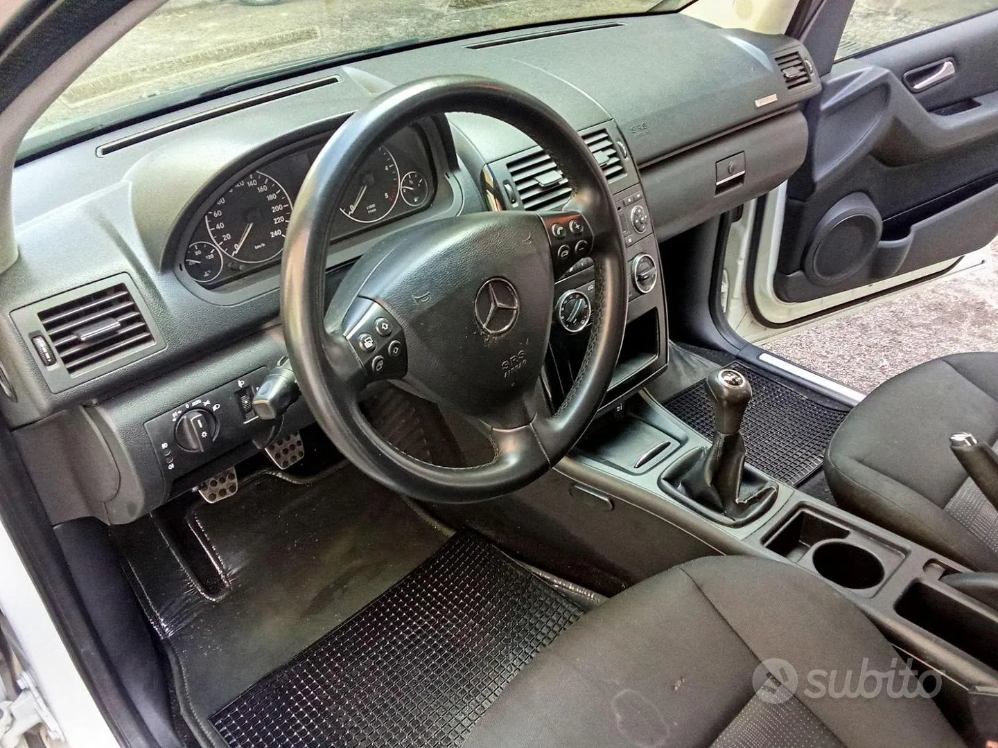 Mercedes-Benz A-Class 2010 photo 2