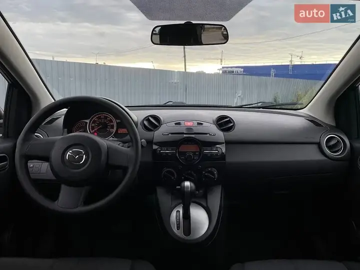 Mazda Mazda2 2013 photo 2