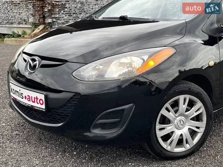 Mazda Mazda2 2013 photo 3