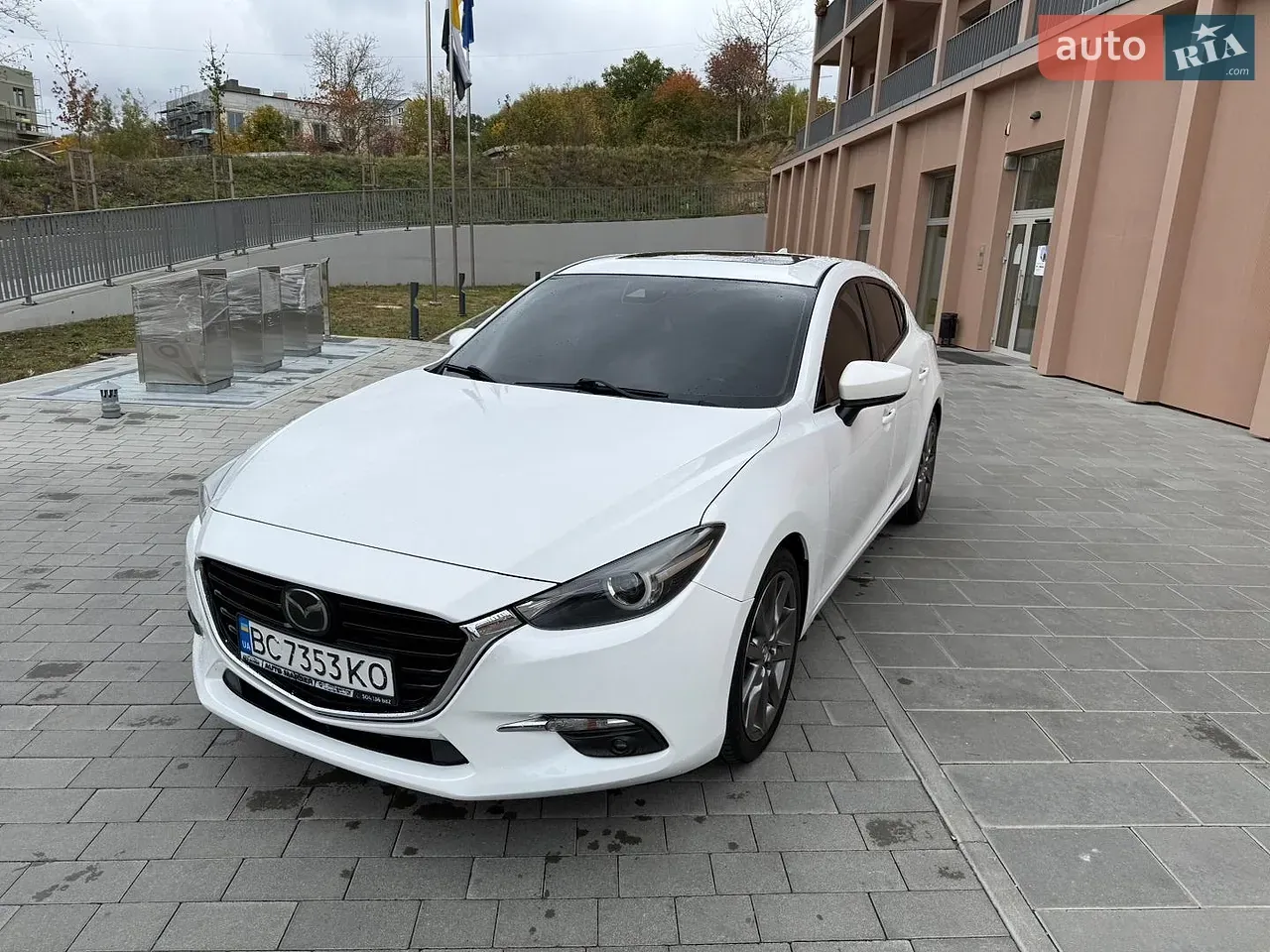 Mazda 3 2018 photo 2