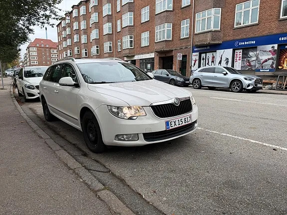 Skoda Superb 2011 photo 3