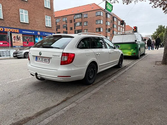 Skoda Superb 2011 photo 4