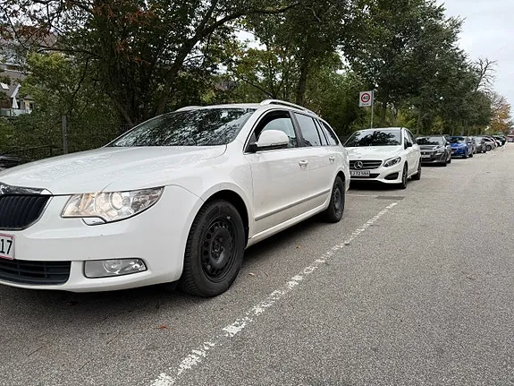 Skoda Superb 2011 photo 2