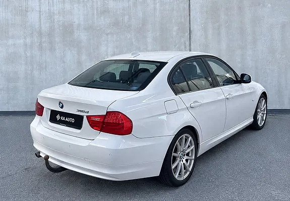 BMW 3 Series 2011 photo 2