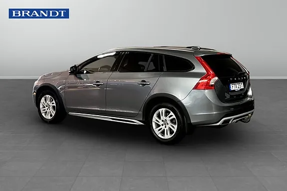 Volvo V60 Cross Country 2016 photo 2