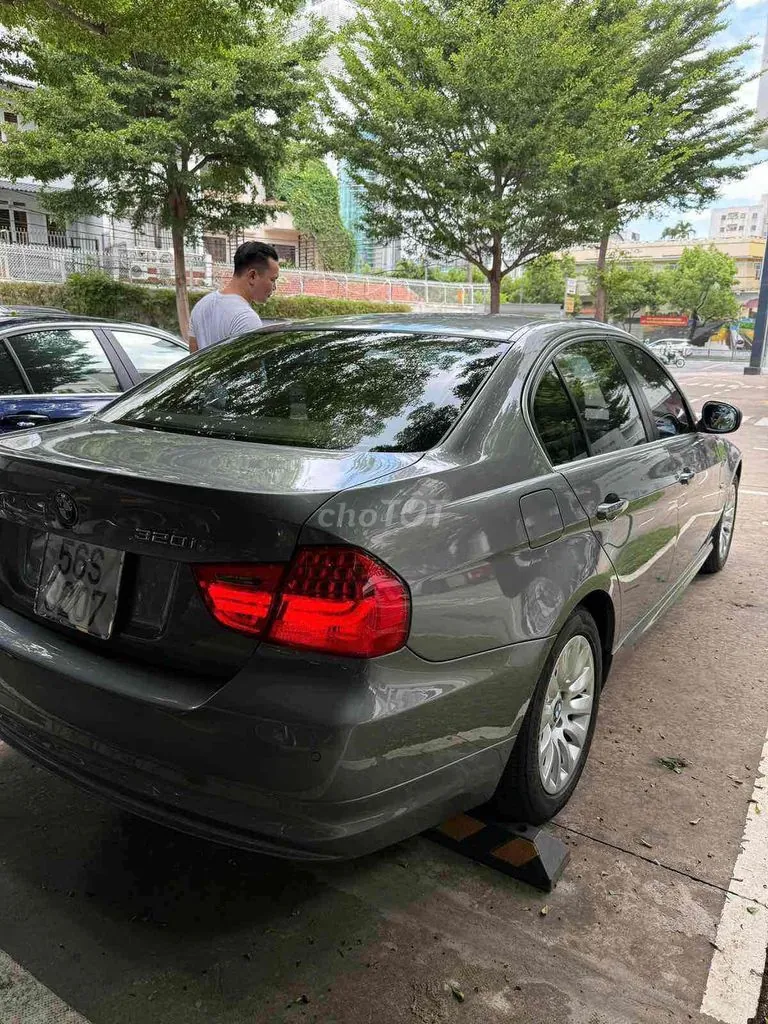 BMW 3 Series 2010 photo 3