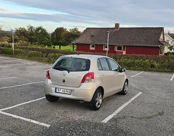 Toyota Yaris 2011 photo 3