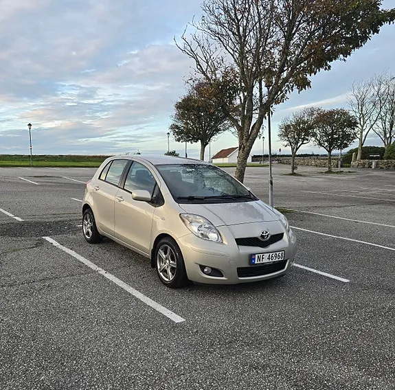 Toyota Yaris 2011 photo 2