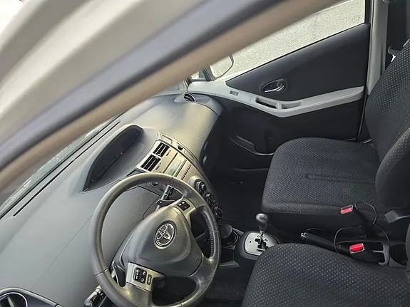Toyota Yaris 2011 photo 5
