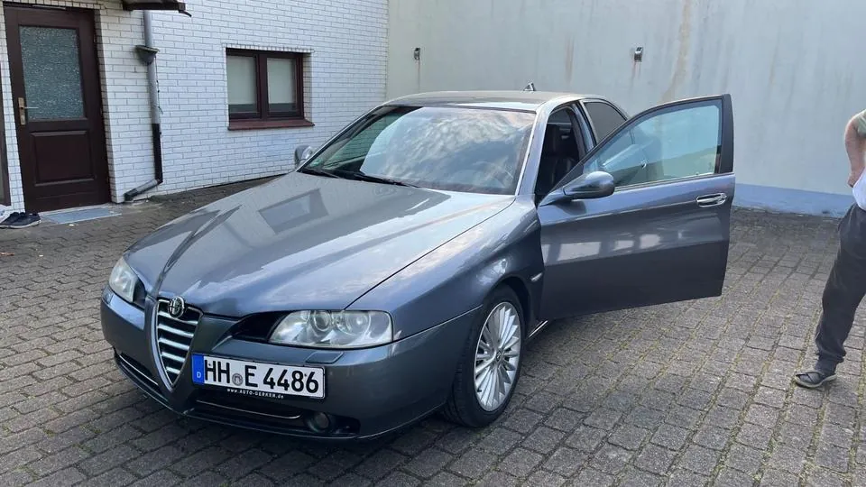 Alfa Romeo 166