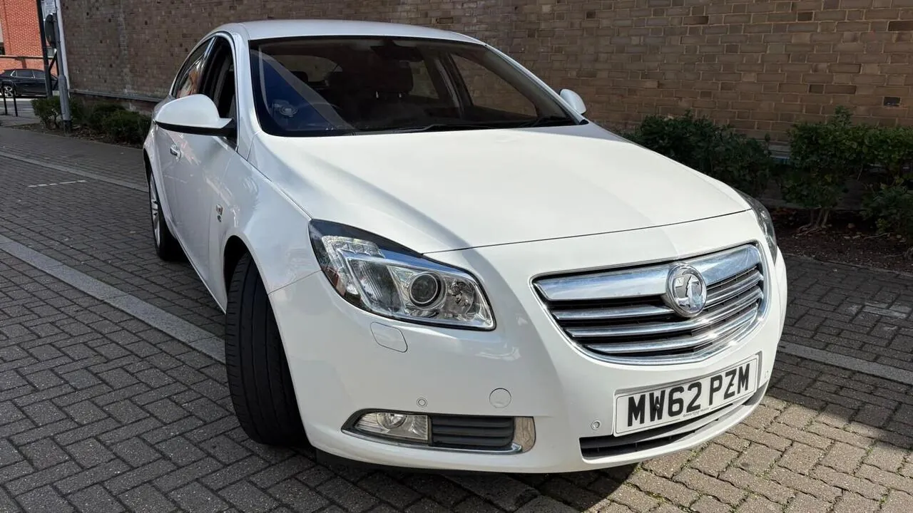 Vauxhall Insignia 2013 photo 2