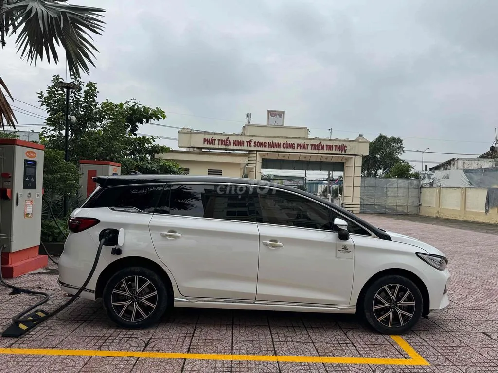 BYD M6 2025 photo 4