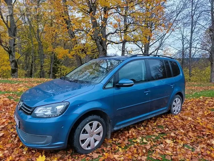 Volkswagen Touran 2011 photo 2