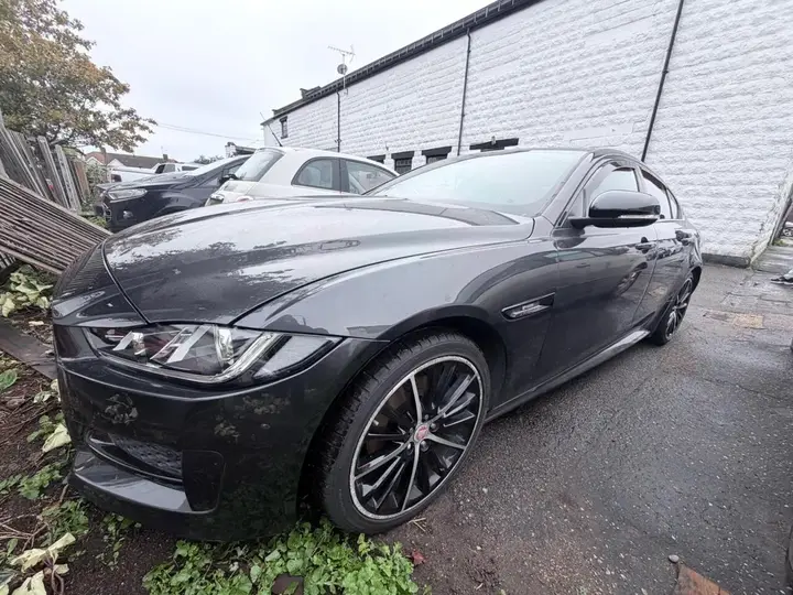 Jaguar Xe 2016 photo 2