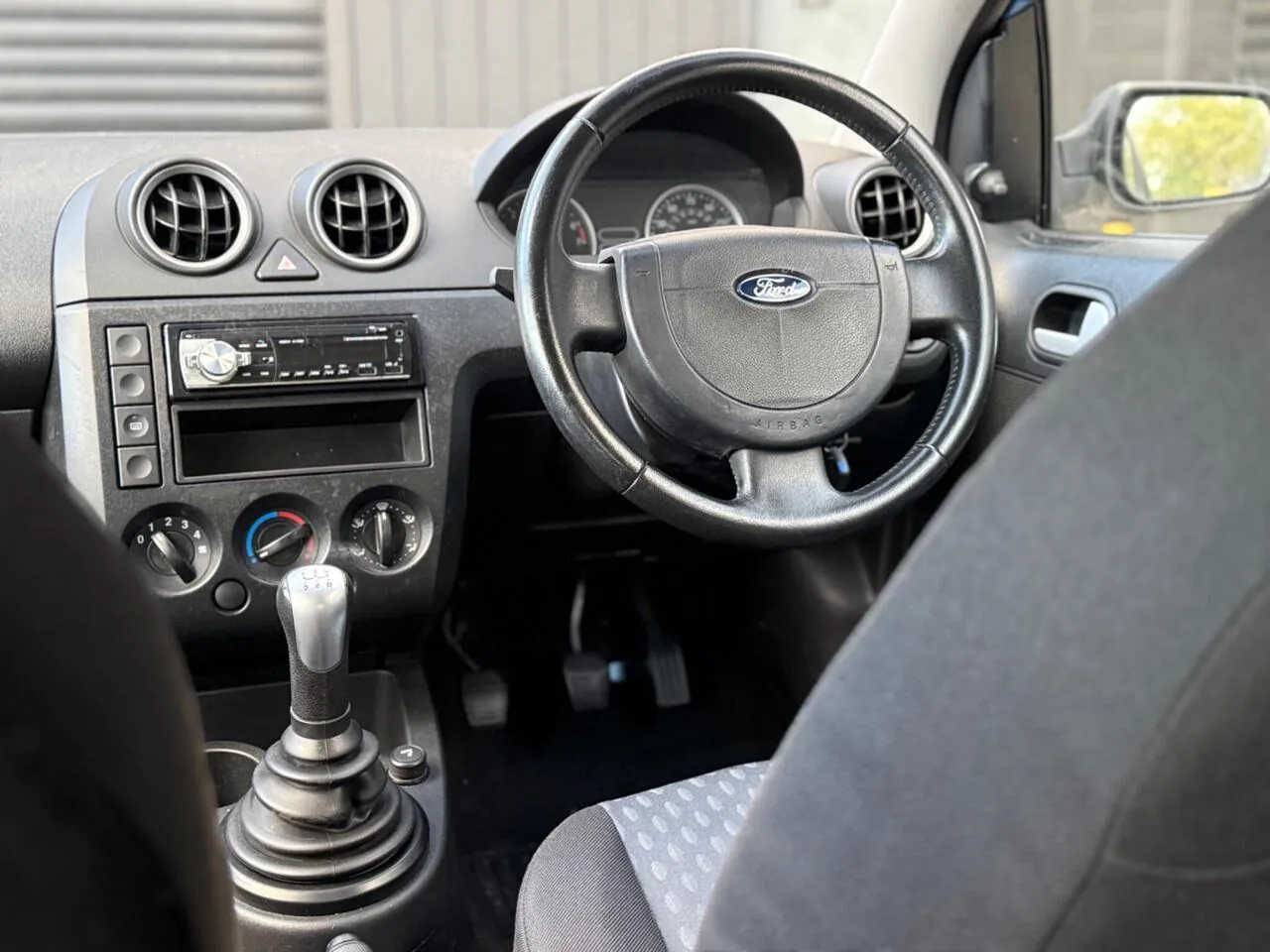 Ford Fiesta 2005 photo 2